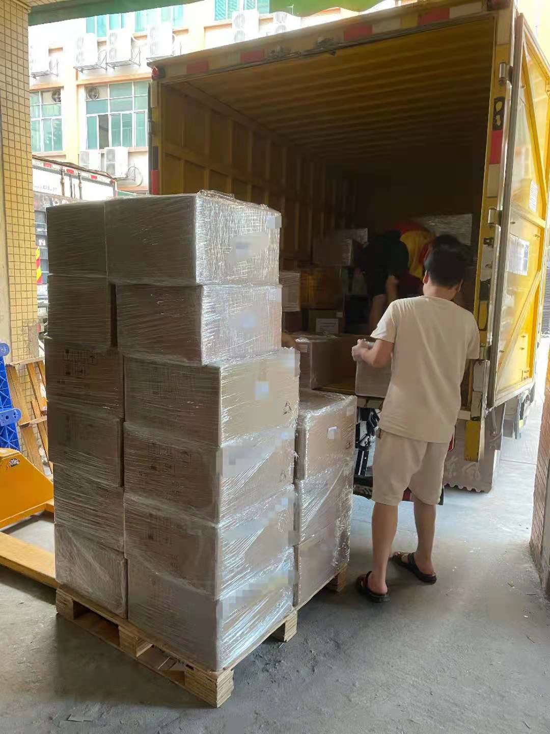 54 tavallisten tavaroiden laatikkoa lähetetään OPTICOn nro 1 varastosta, ja n...